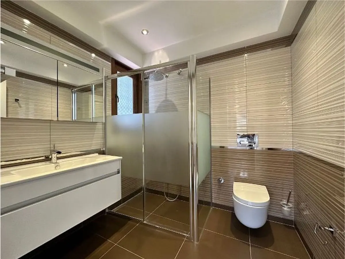 Fitted shower